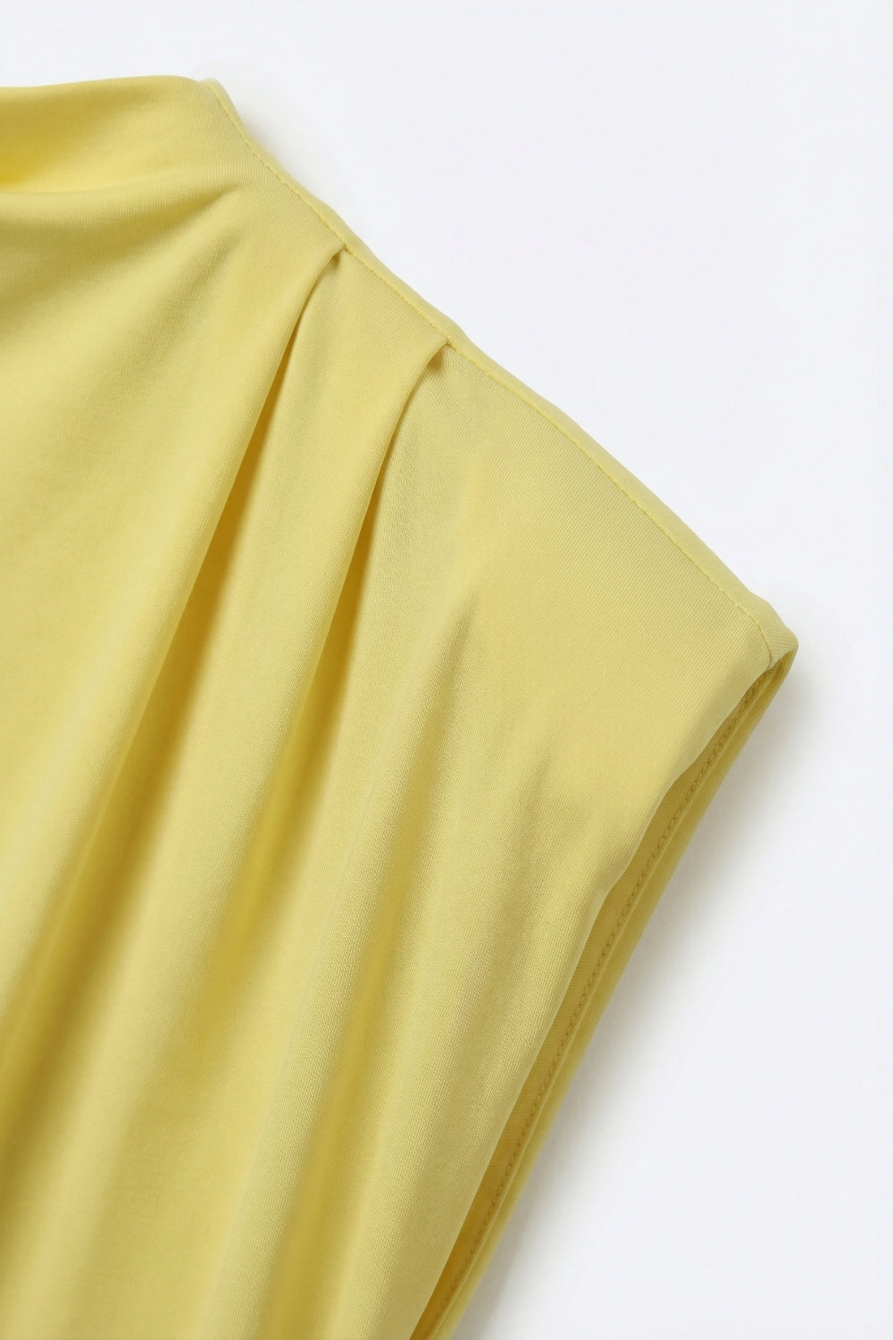 Top amarelo assimétrico drapeado sem mangas