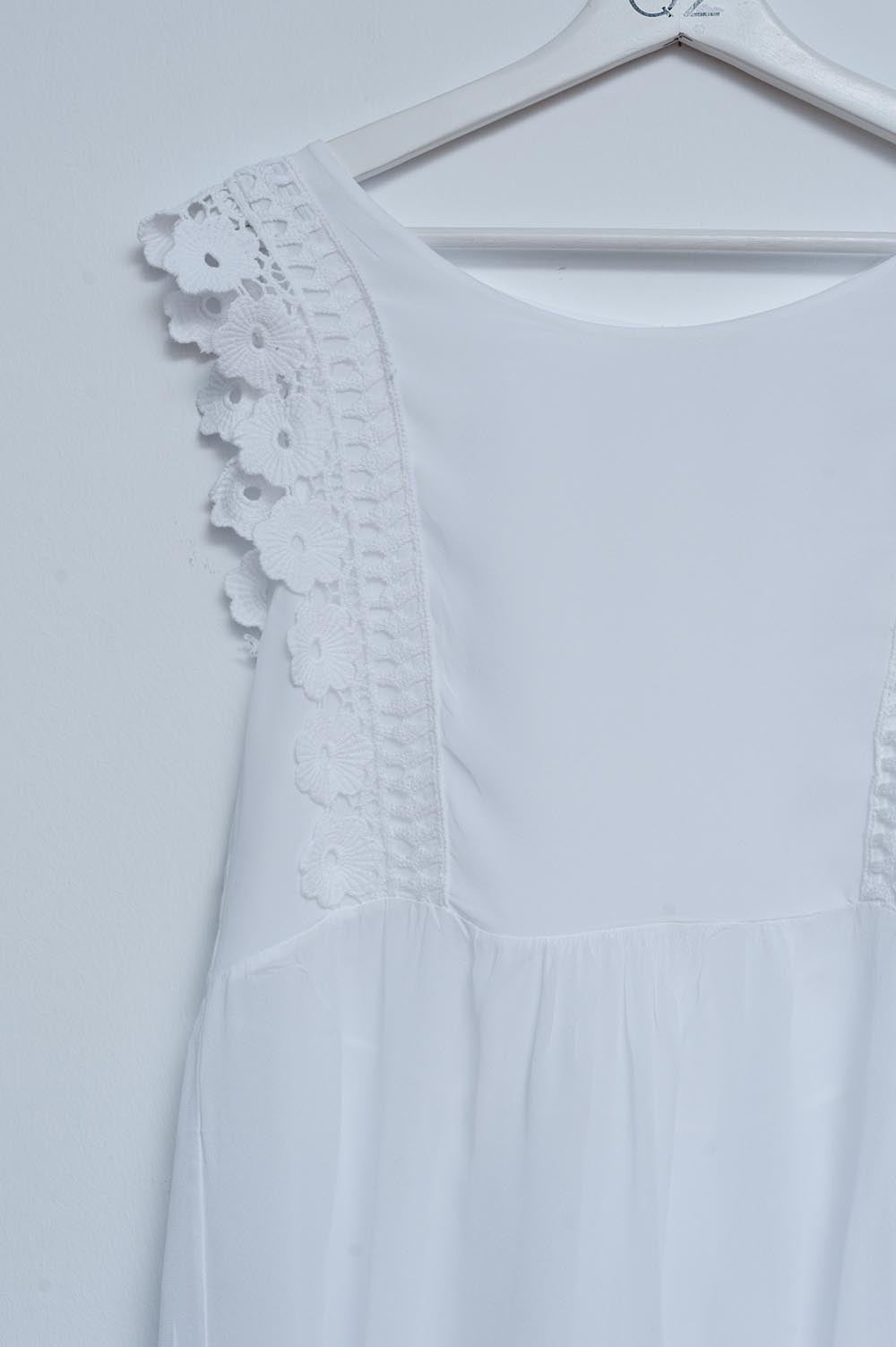 Top branco com desenho bordado e detalhe em rufos