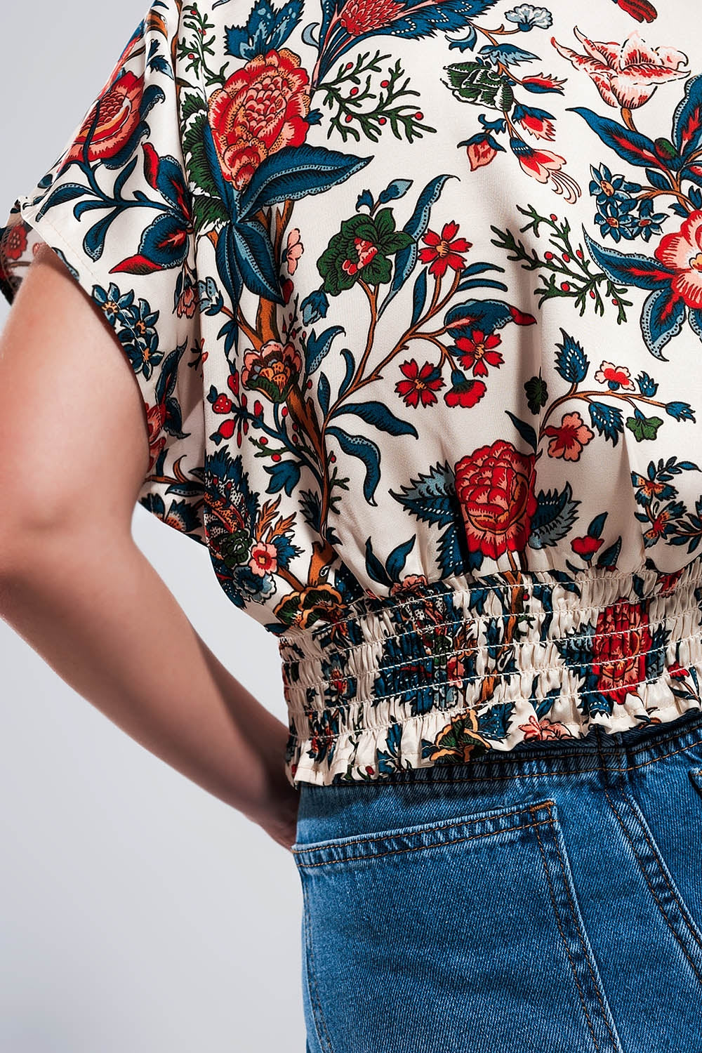 top courto com estampa paisley beige