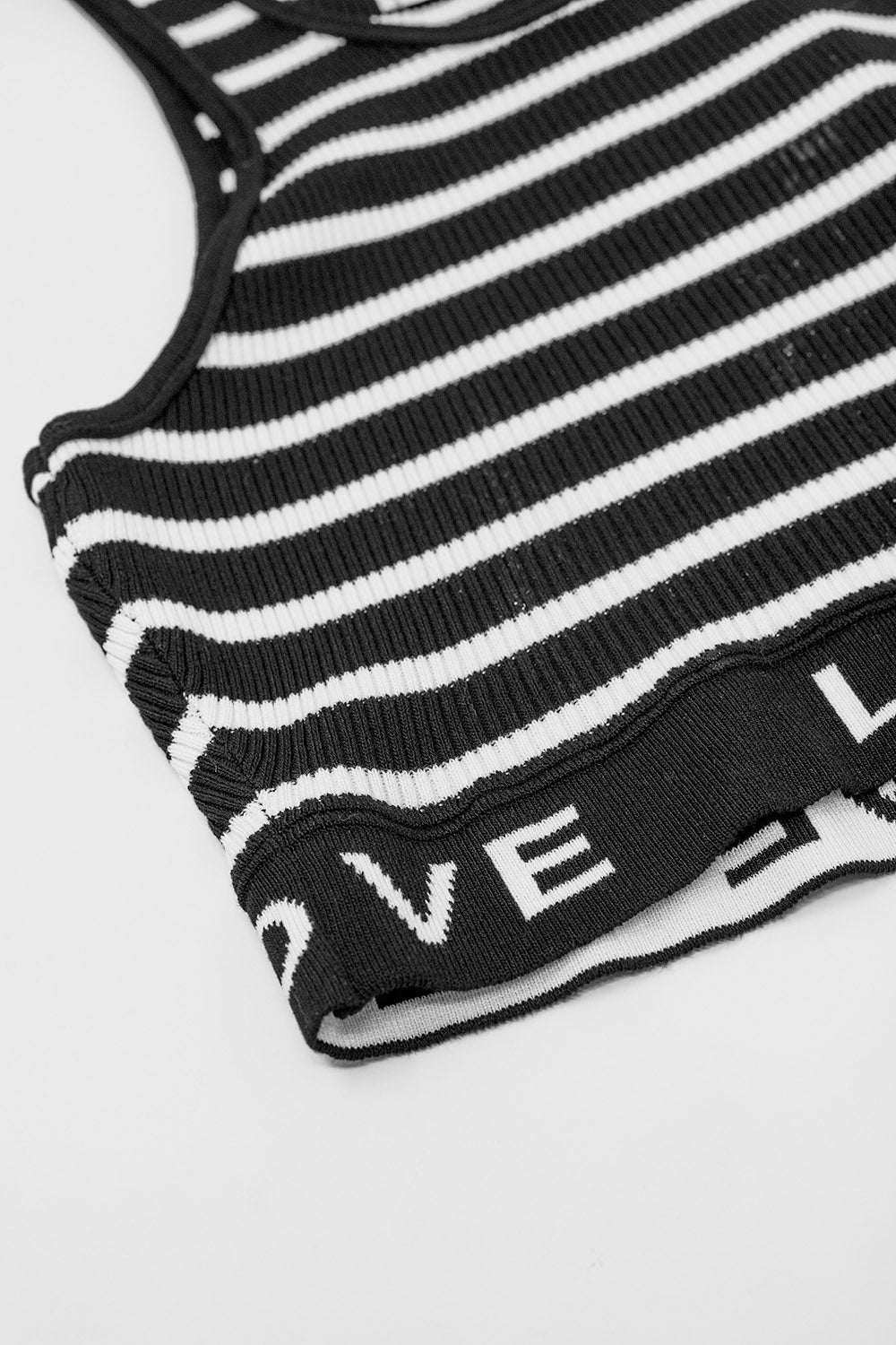 Top cropped listrado com texto Love em preta