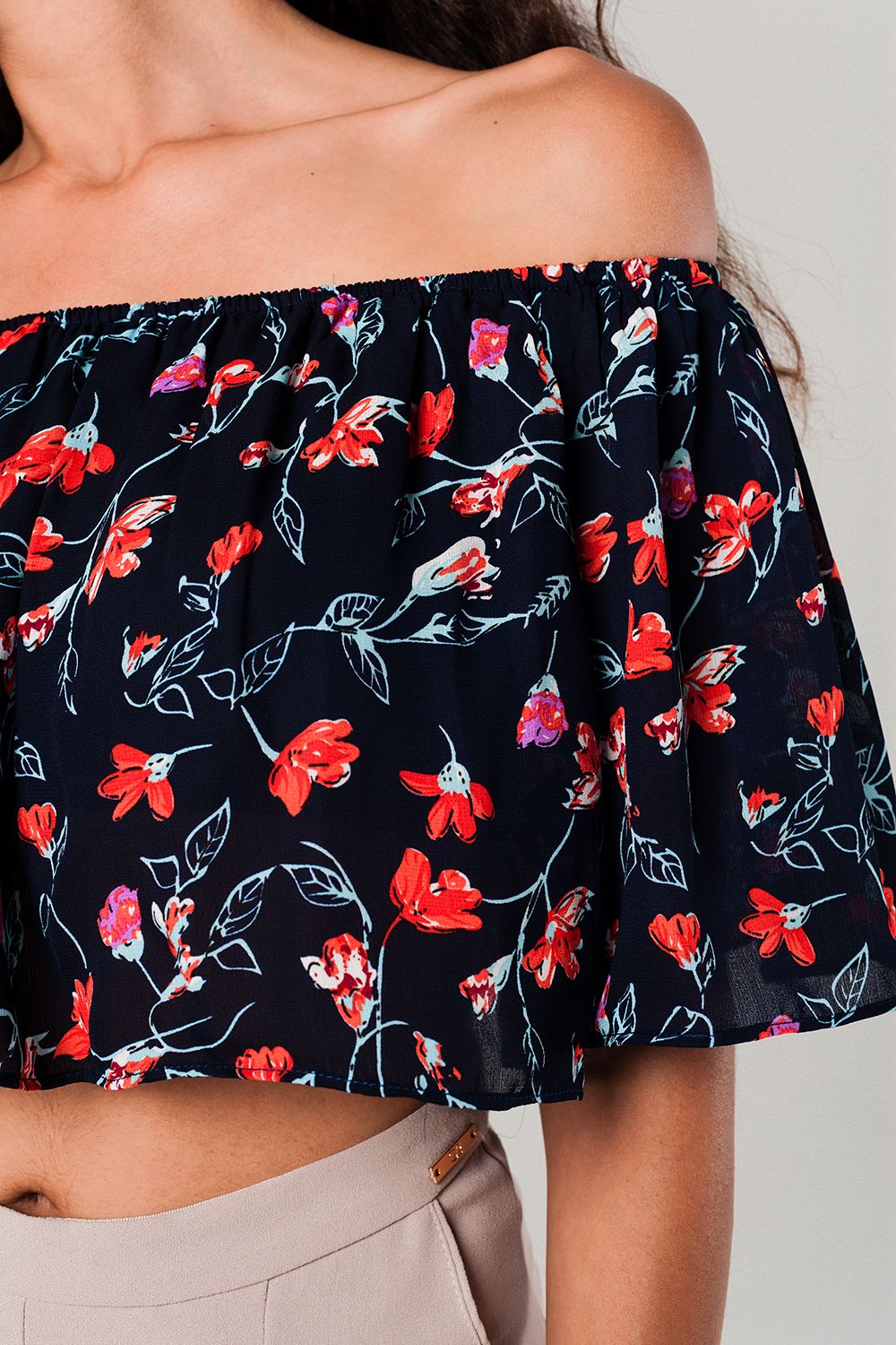 Top curto azul marinho com ombros descobertos