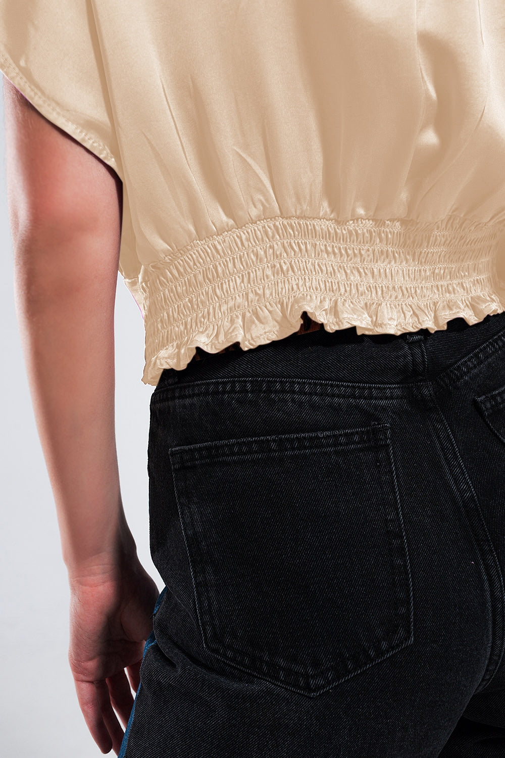 Top curto bege de cetim de manga curta