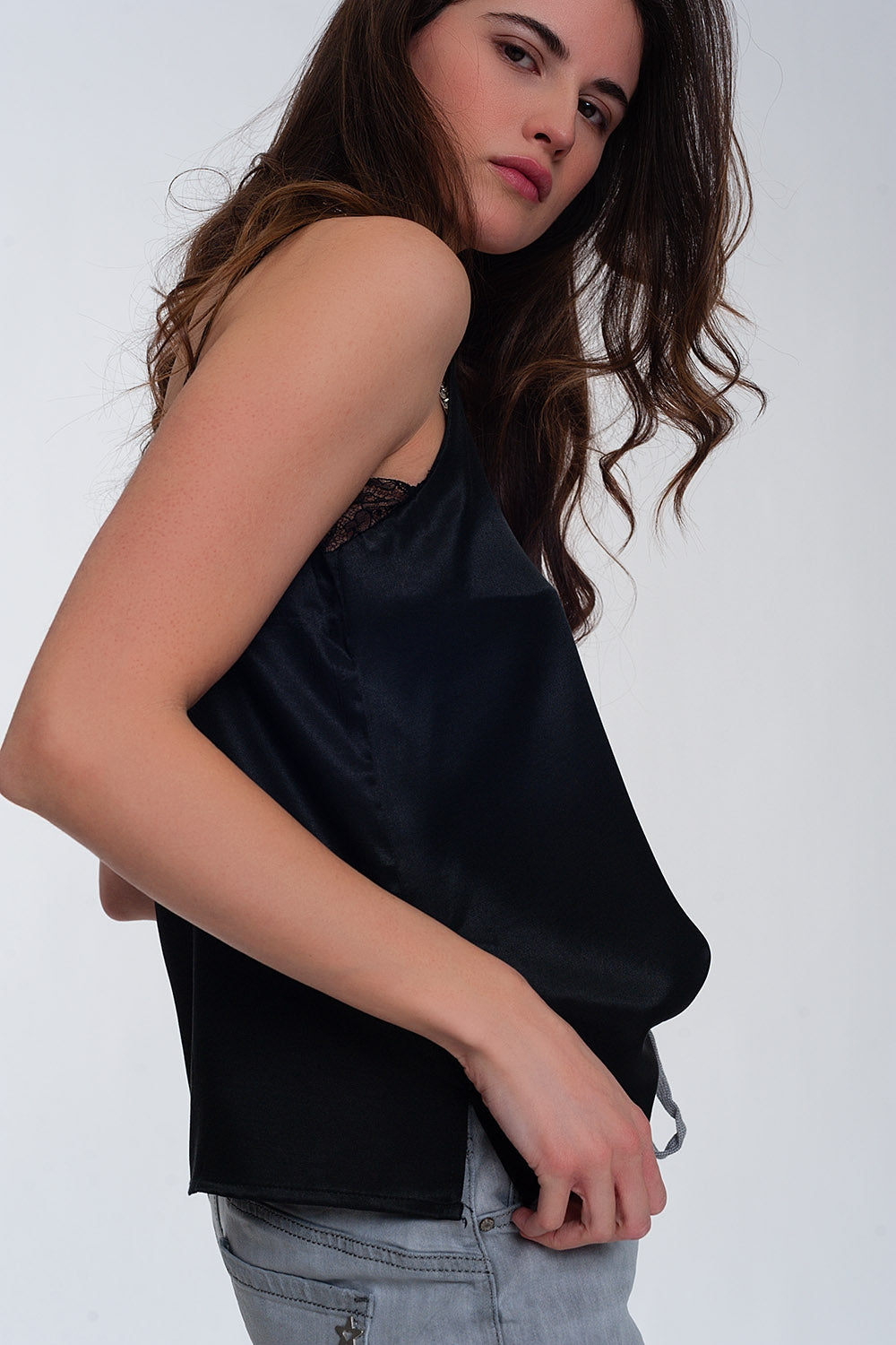 Top de cinto de cetim preto com aplicação de renda