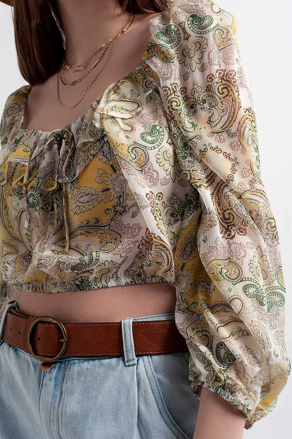 top de manga comprida com cintura shirred e detalhe de gravata em impressão de cachemir