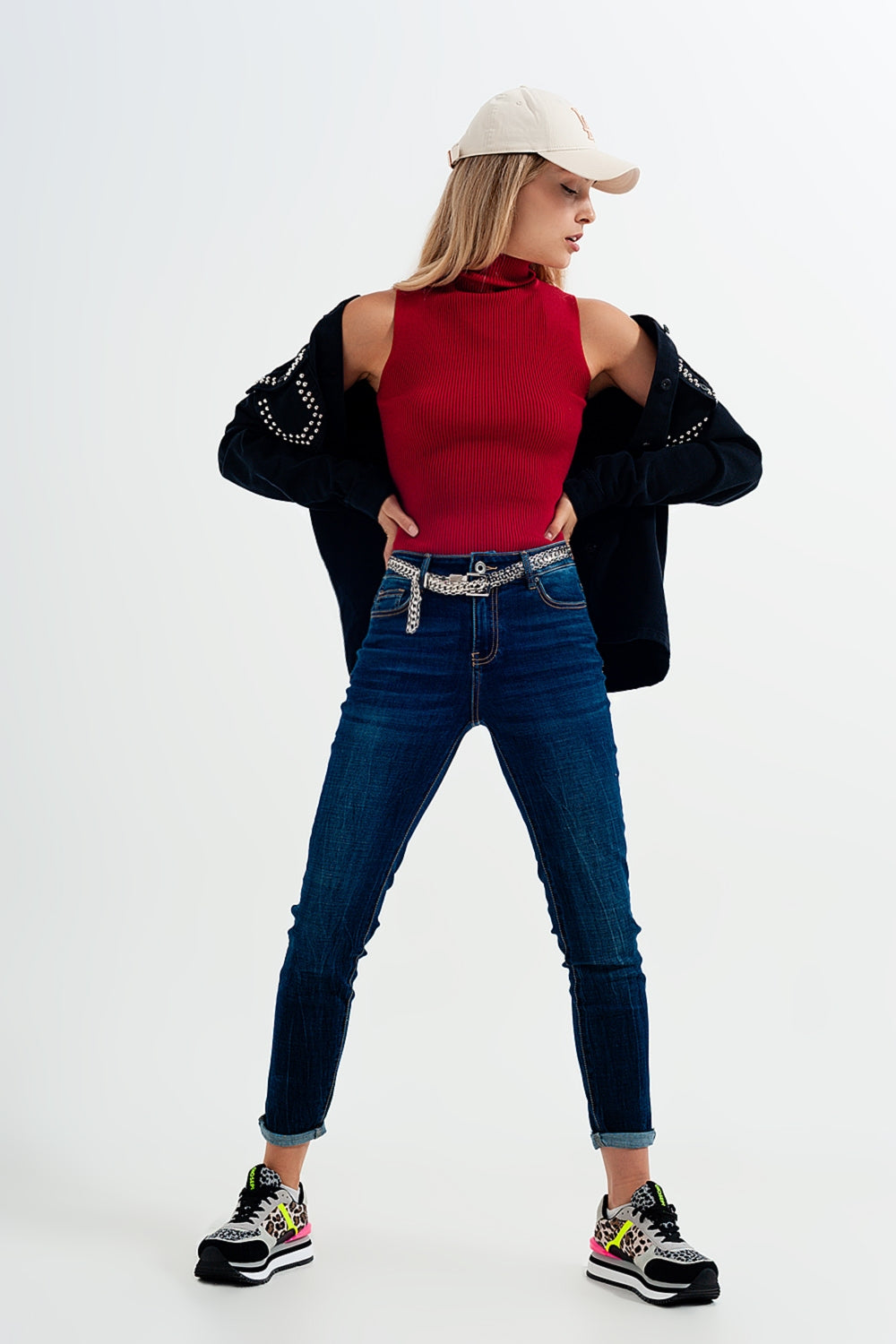 Top de pescoço alto tricotado em vermelho