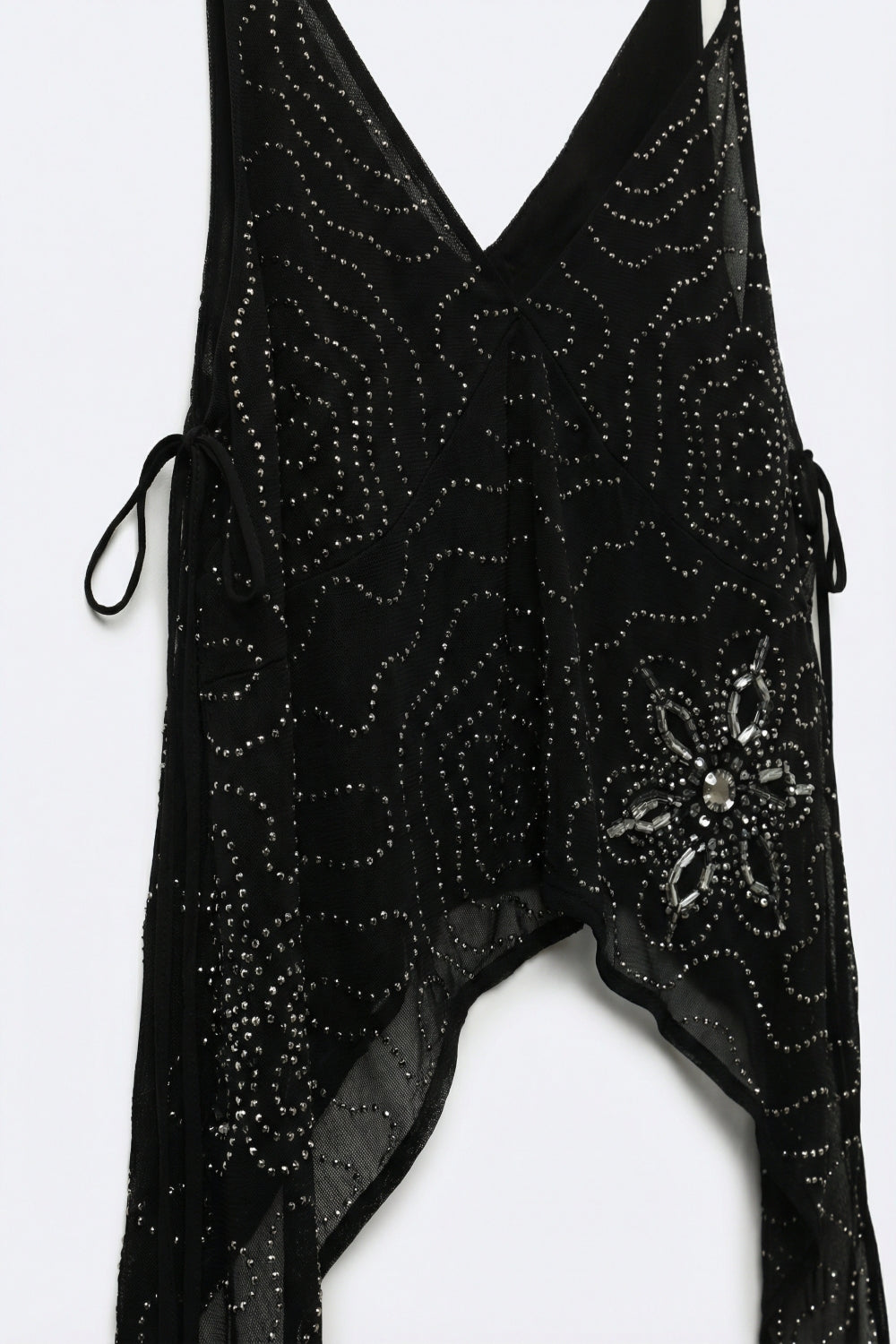 Top Preto de Chiffon com Barra Assimétrica e Enfeite com Miçangas