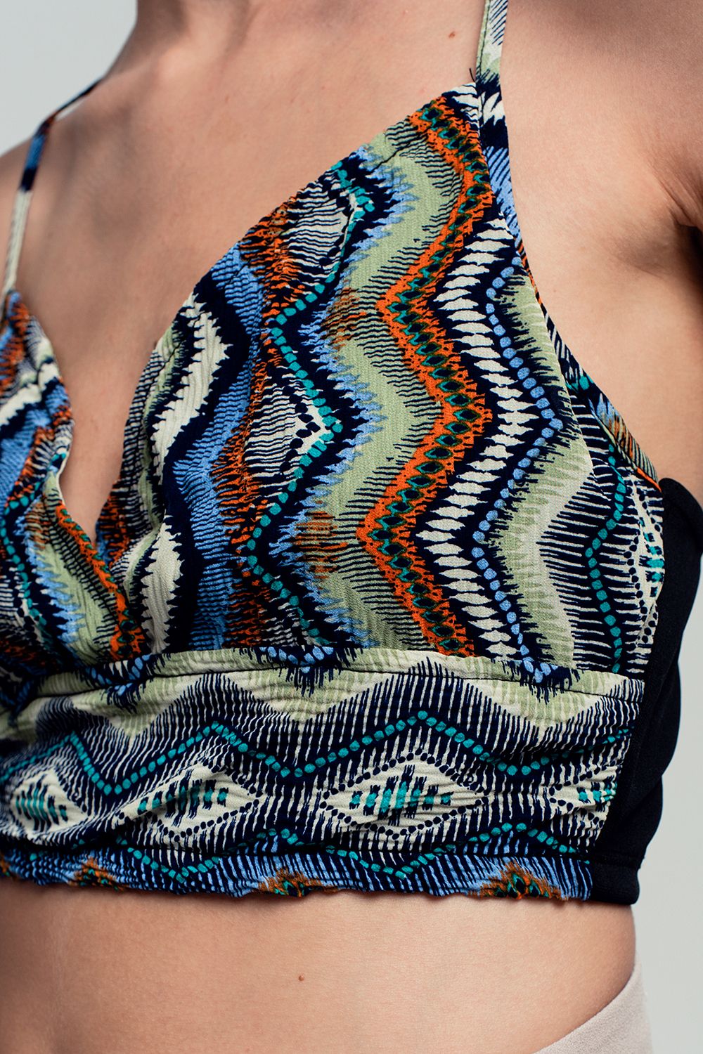 Top verde curto cruzado com impressão tribal