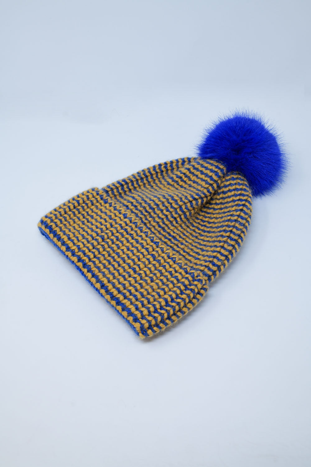 Touca de tricô com pompom em azul e amarelo