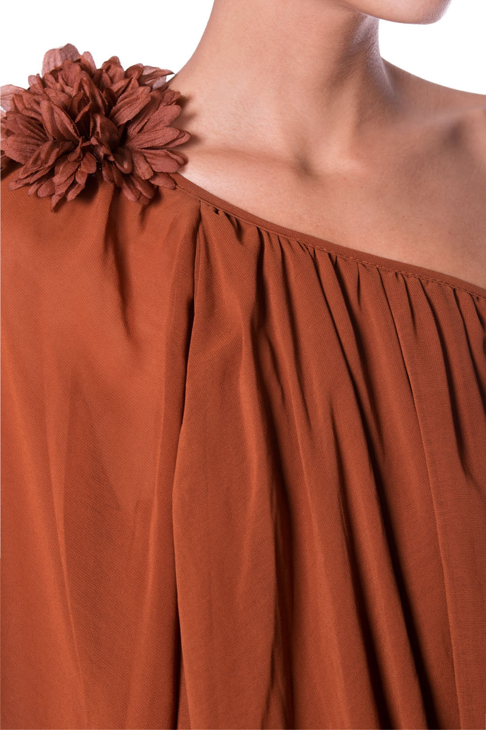 Túnica castanha sem ombro com flor no ombro
