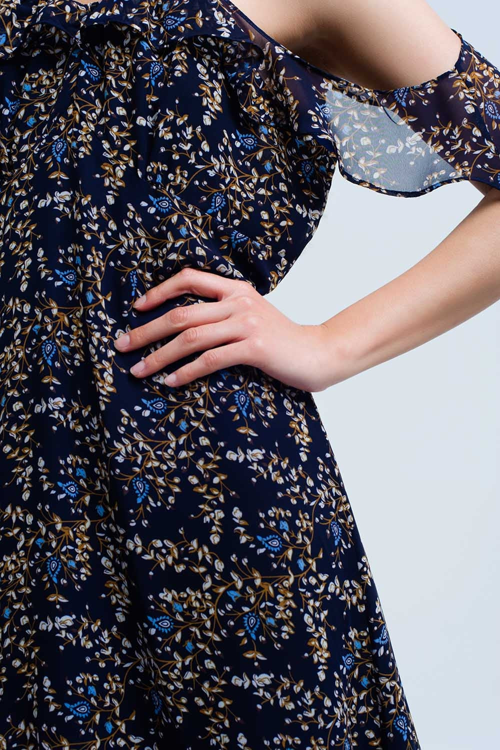 Vestido azul marinho com flores e babados impressos