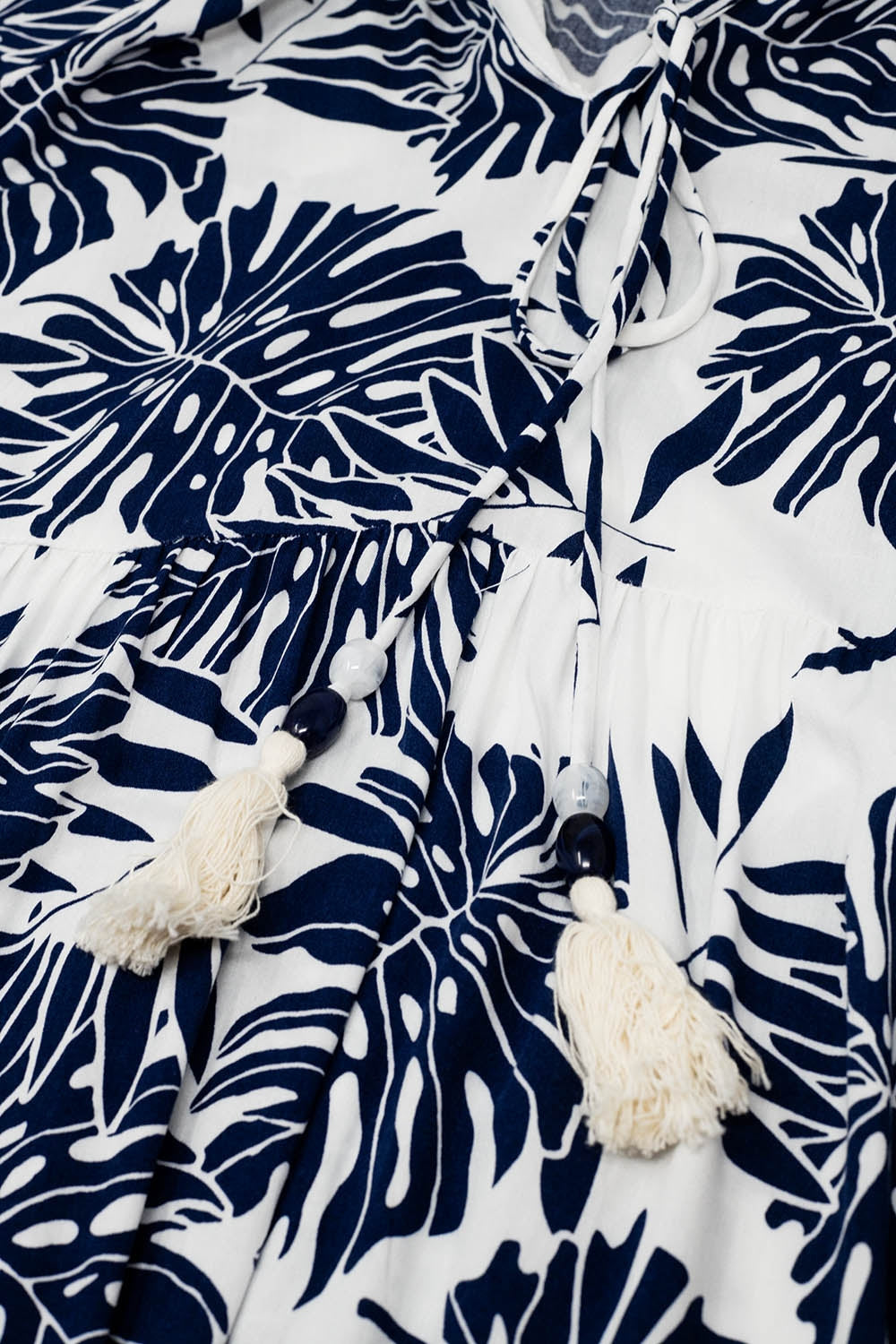Vestido Boho Maxi com mangas em balão e estampado de folhas em azul escuro e branco