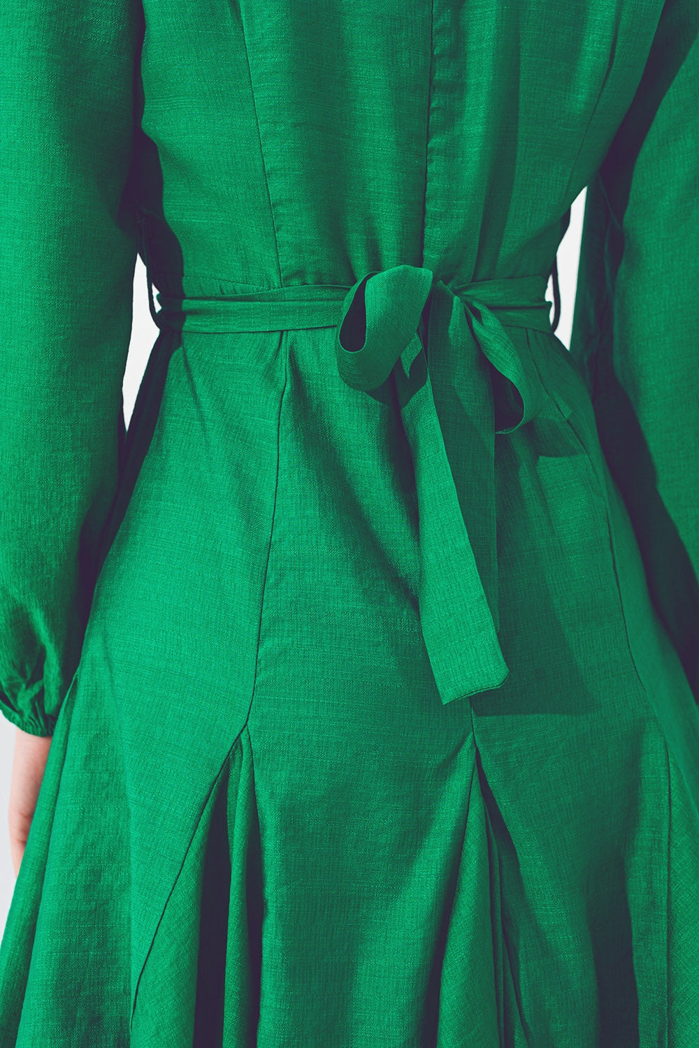 Vestido com babados e decote em V em verde