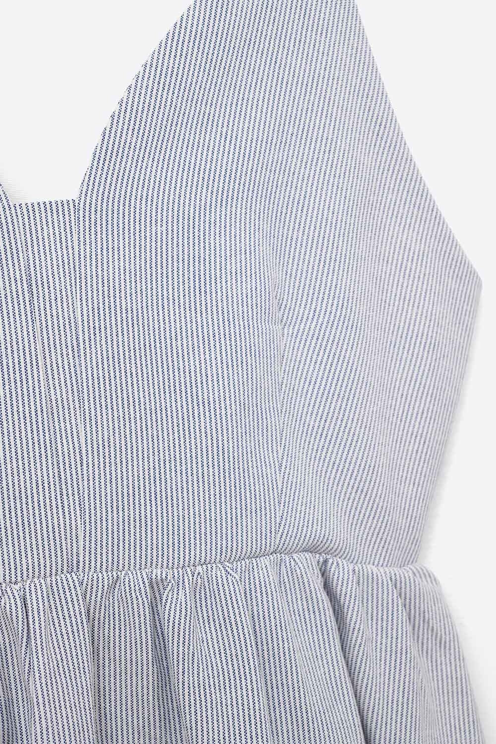 vestido comprido às riscas azuis com alças e alças cruzadas nas costas