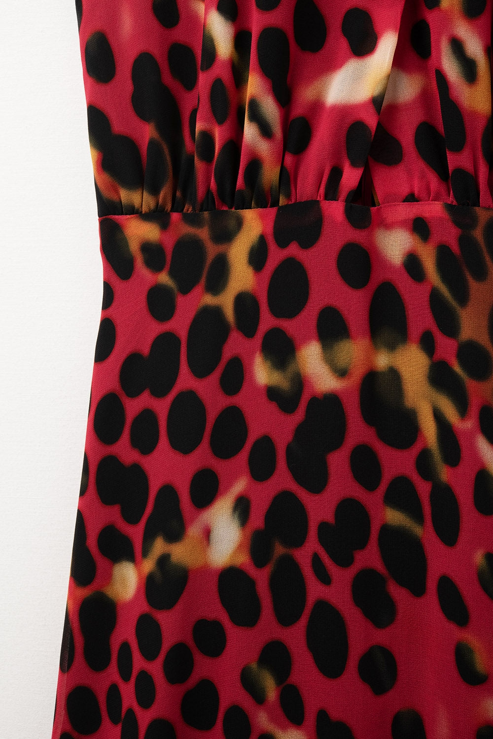 Vestido comprido com decote halter cruzado em vermelho e preto com estampado animal