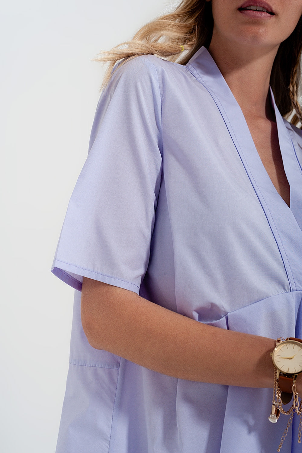 Vestido curto amplo em cor lilás com divisões