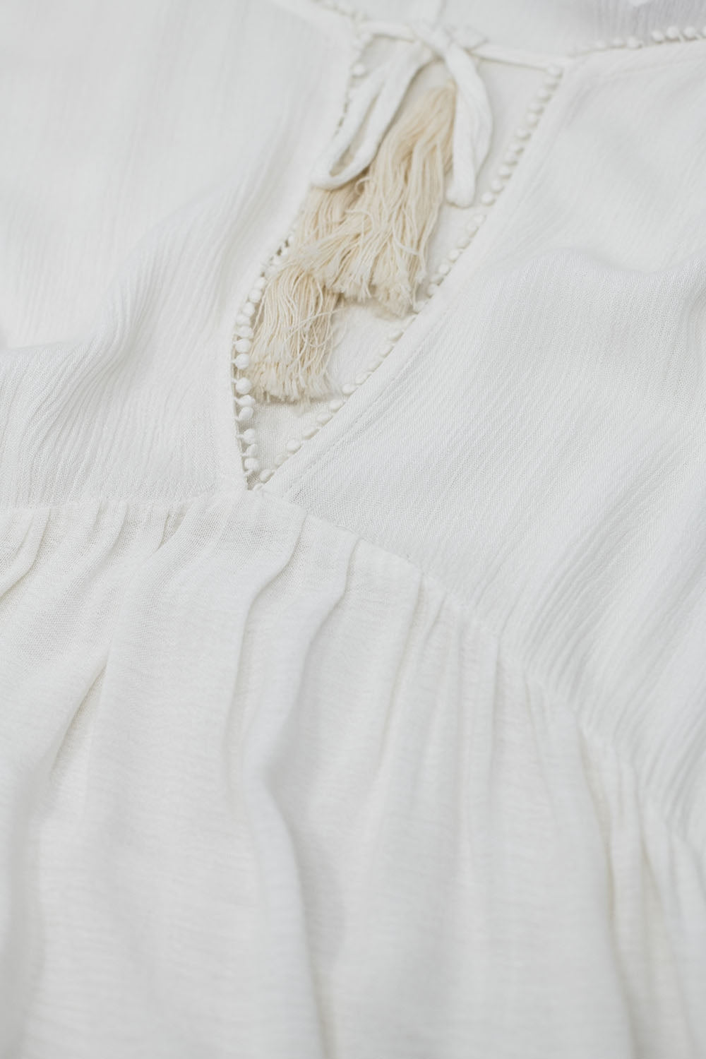 Vestido curto branco Boho com mangas compridas e pormenores com pregas