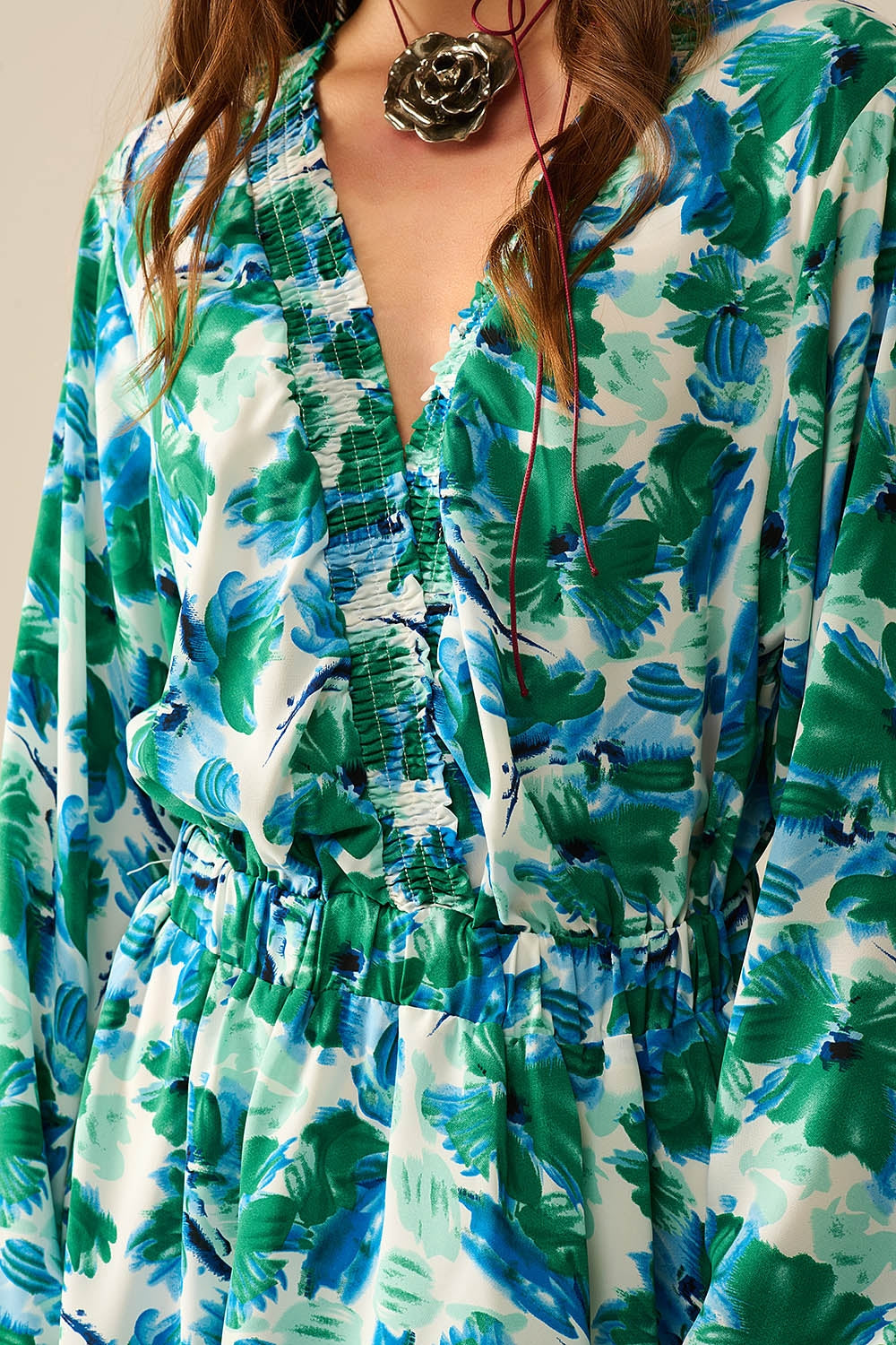 vestido curto com decote em V largo e estampa floral