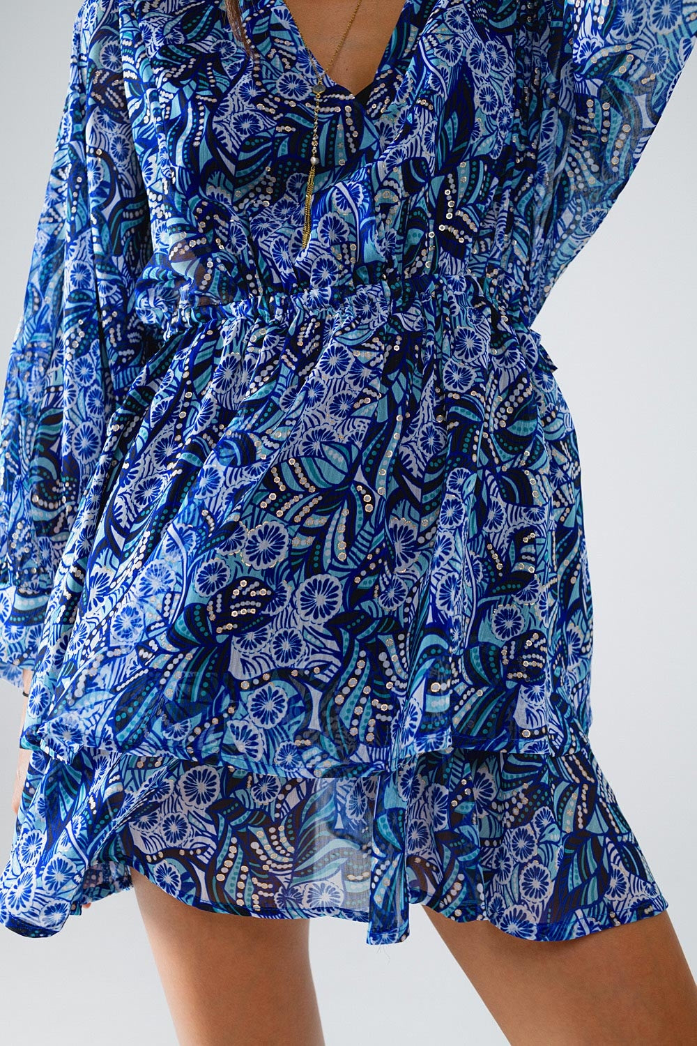 Vestido curto com estampado abstrato azul e cintura ajustável