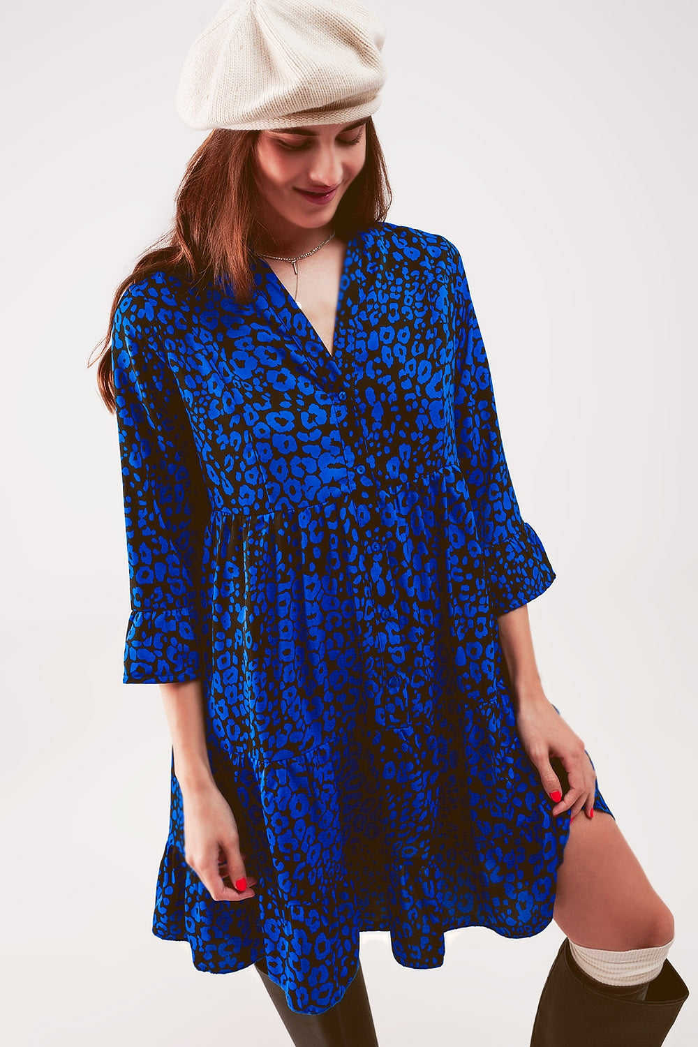 Vestido curto com estampado animal azul largo e saia em escalões