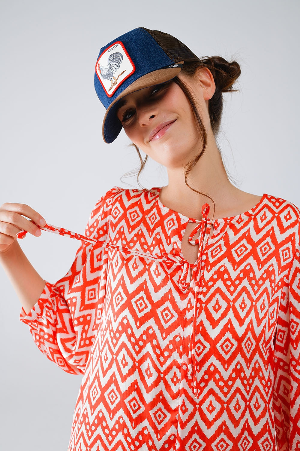 Vestido curto com pormenores de laço à frente em estampado étnico vermelho