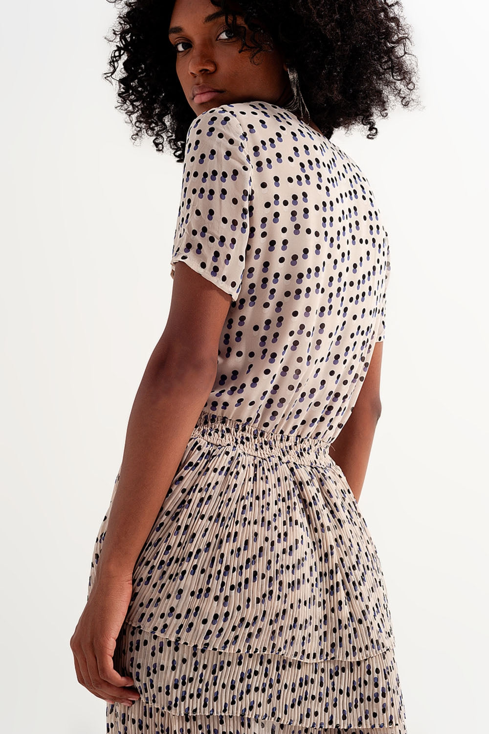 Vestido curto cor-de-creme com cintura franzida e sobre saia