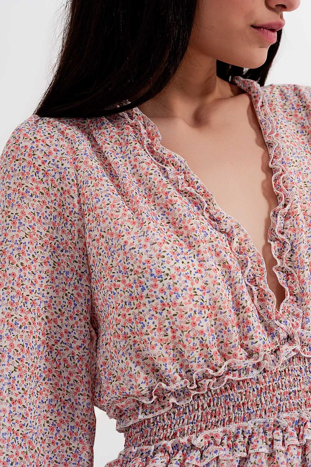 Vestido curto de manga comprida rosa com cintura recolhida e estampado floral