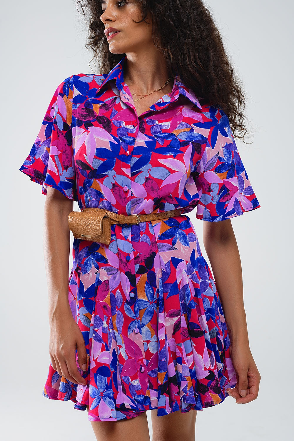 Vestido curto fluido com camisa e estampado em fúcsia e roxo