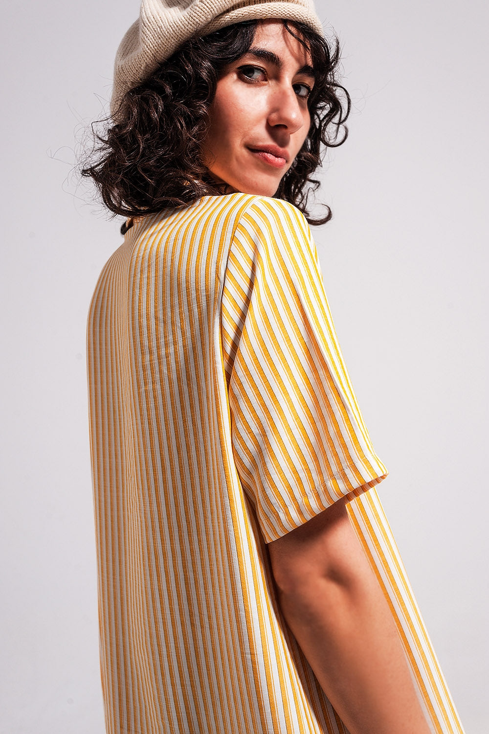 Vestido curto listrado amarelo e branco com corte largo