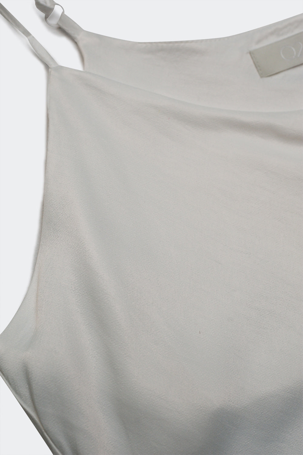 Vestido de alça Maxi feito de cetim em creme