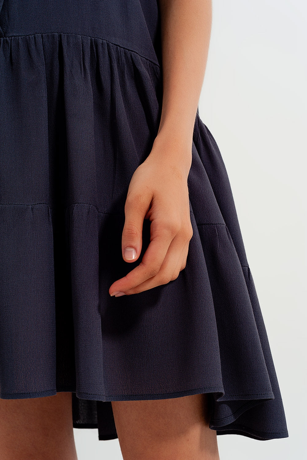 Vestido de camisa curta com bainha em camadas cinzento