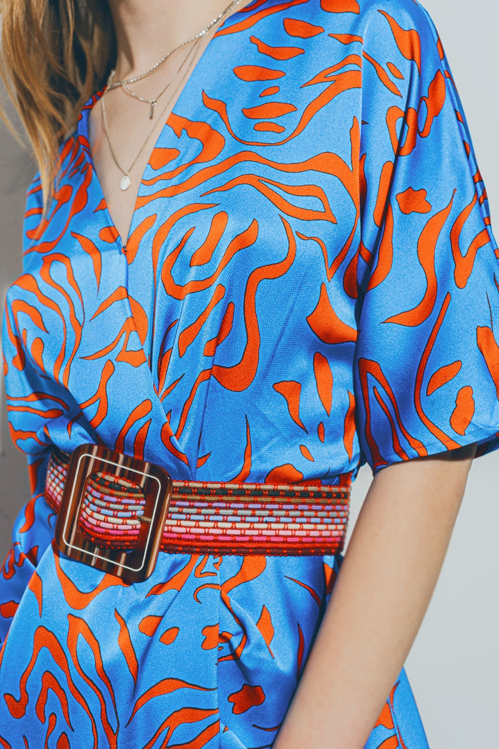 Vestido de Cetim V Neck Midi em Azul