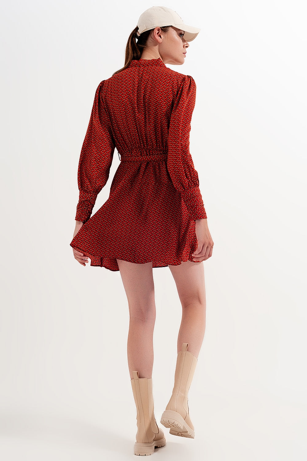 Vestido de envolvimento curto com decote afundado e impressão geométrica