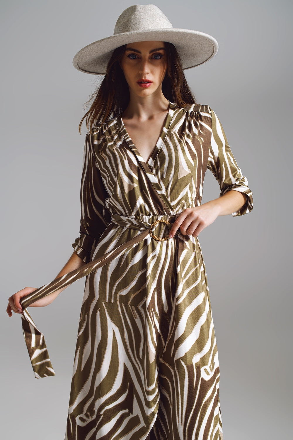 Vestido envelope com cinto Midi em estampa de zebra verde oliva e creme