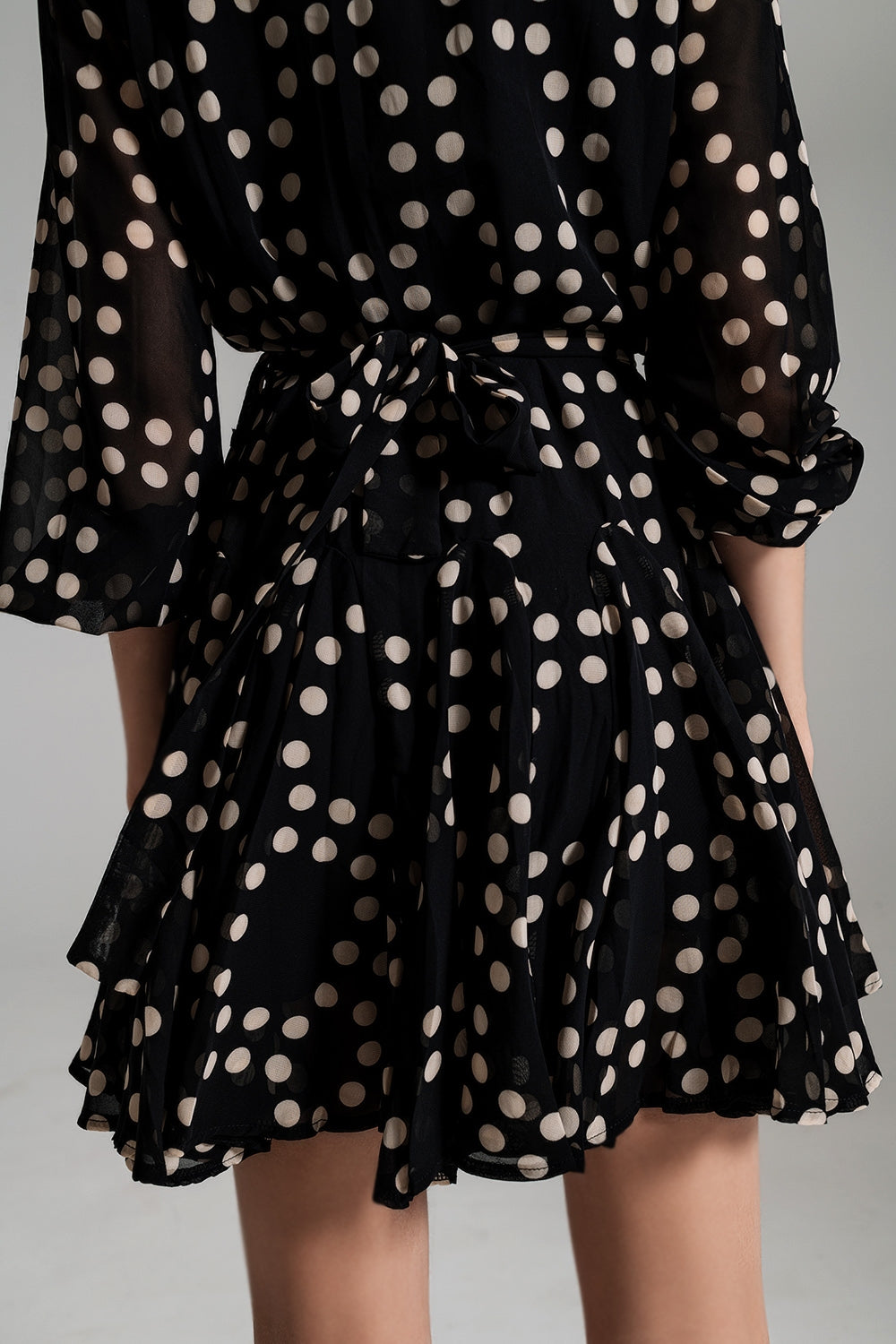 Vestido Fit e Frill de Bolinhas com Mangas Volumosas em Preto.