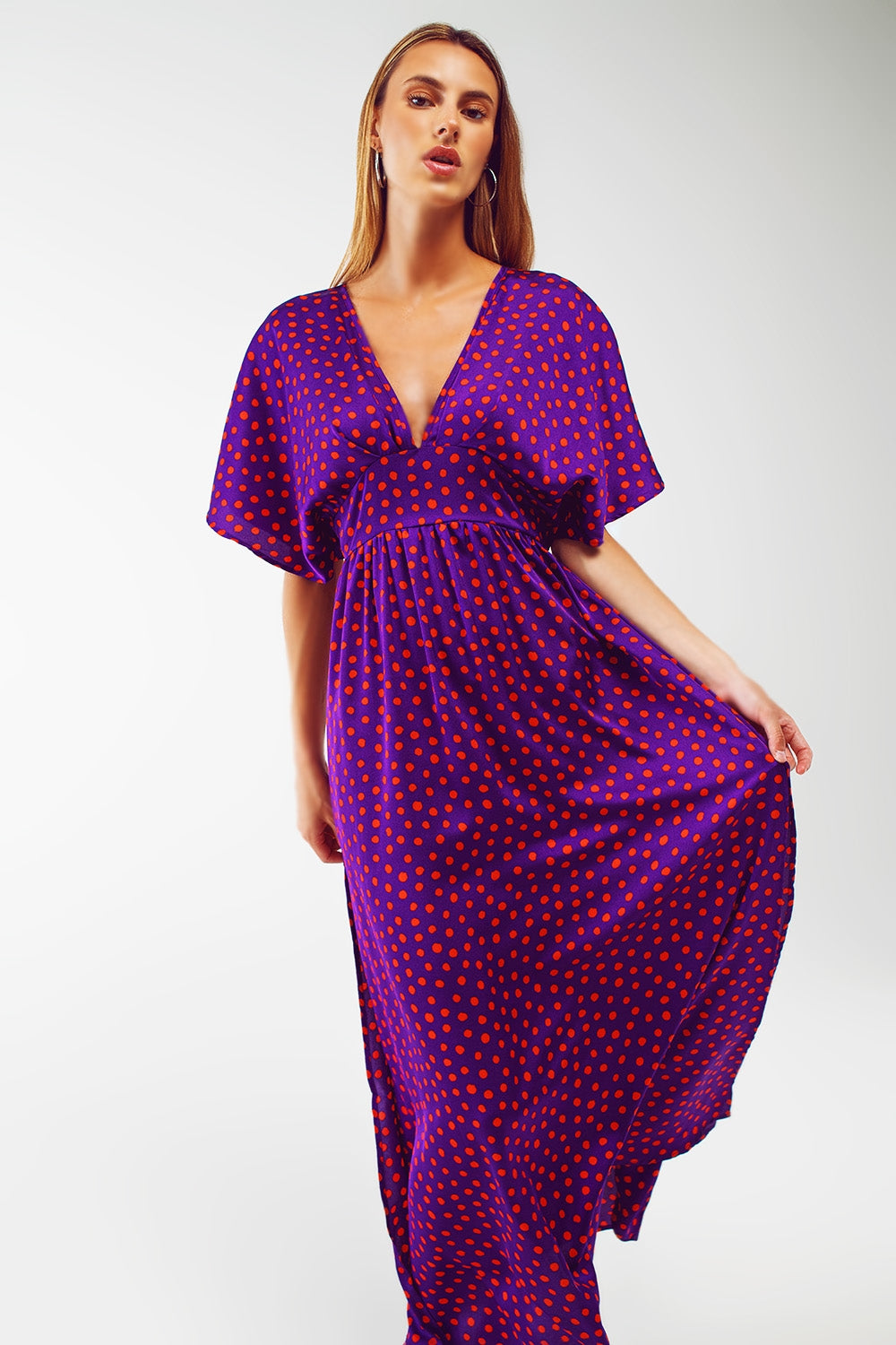 Vestido longo com cintura marcada e mangas angelicais em polka dot roxo