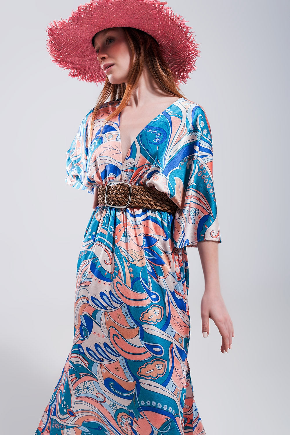 Vestido lungo azul com detalhes de alisamento na cintura e lacagem nas costas