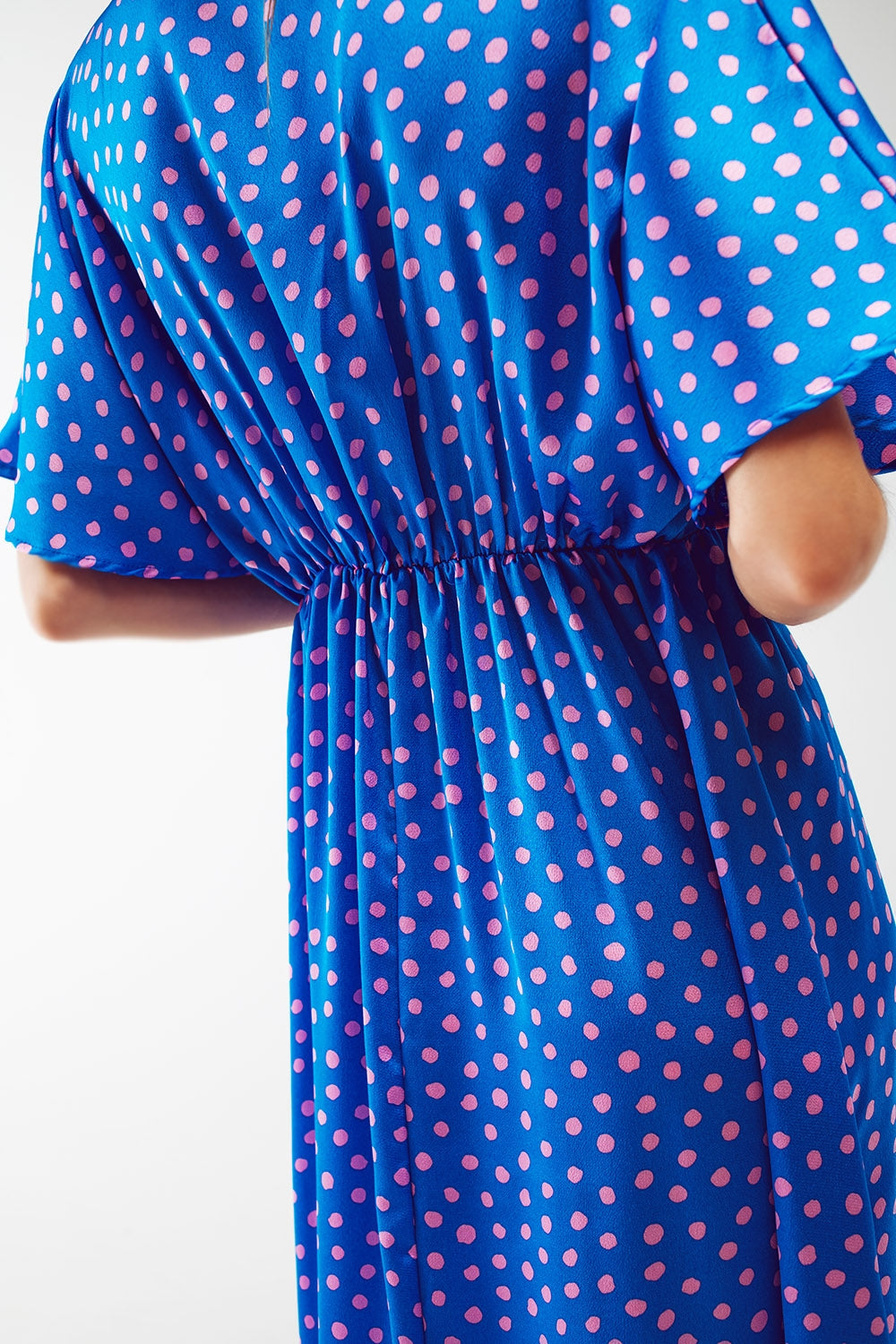 Vestido maxi com cintura franzida e mangas de anjo em azul de poá