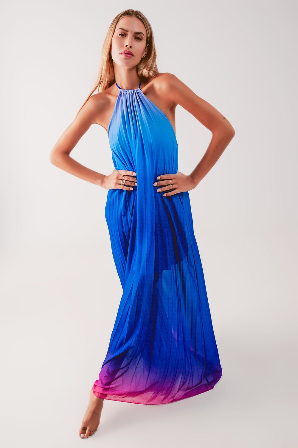 Vestido maxi de pescoço alto plissado com gradiente de cor azul