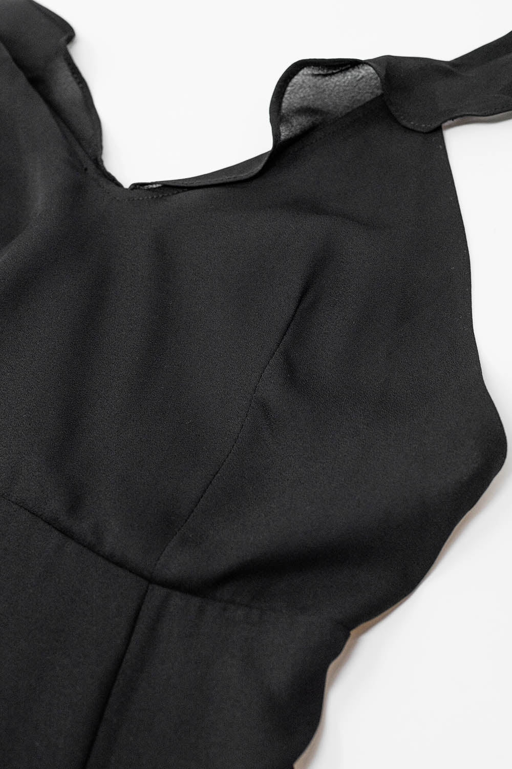 Vestido maxi em chiffon preto com folhos nas alças