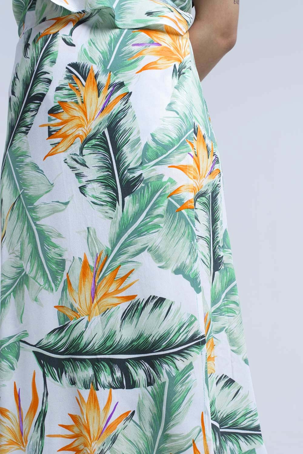 Vestido midi branco em folhas tropicais