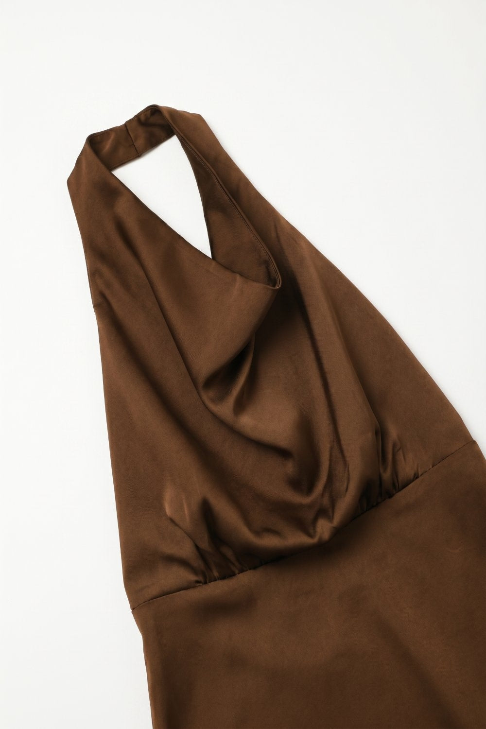 Vestido mini de cetim marrom com decote drapeado gola halter linha A e costas abertas