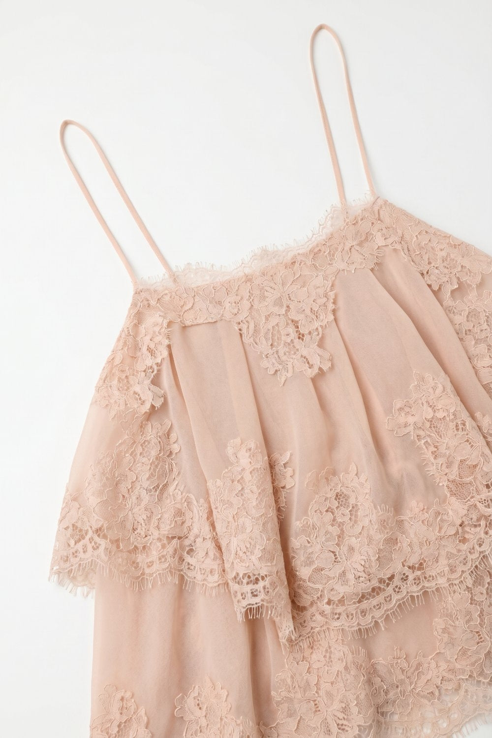Blusa Cami com Inserção de Renda Bege e Camadas de Babados em Chiffon com Caimento Solto