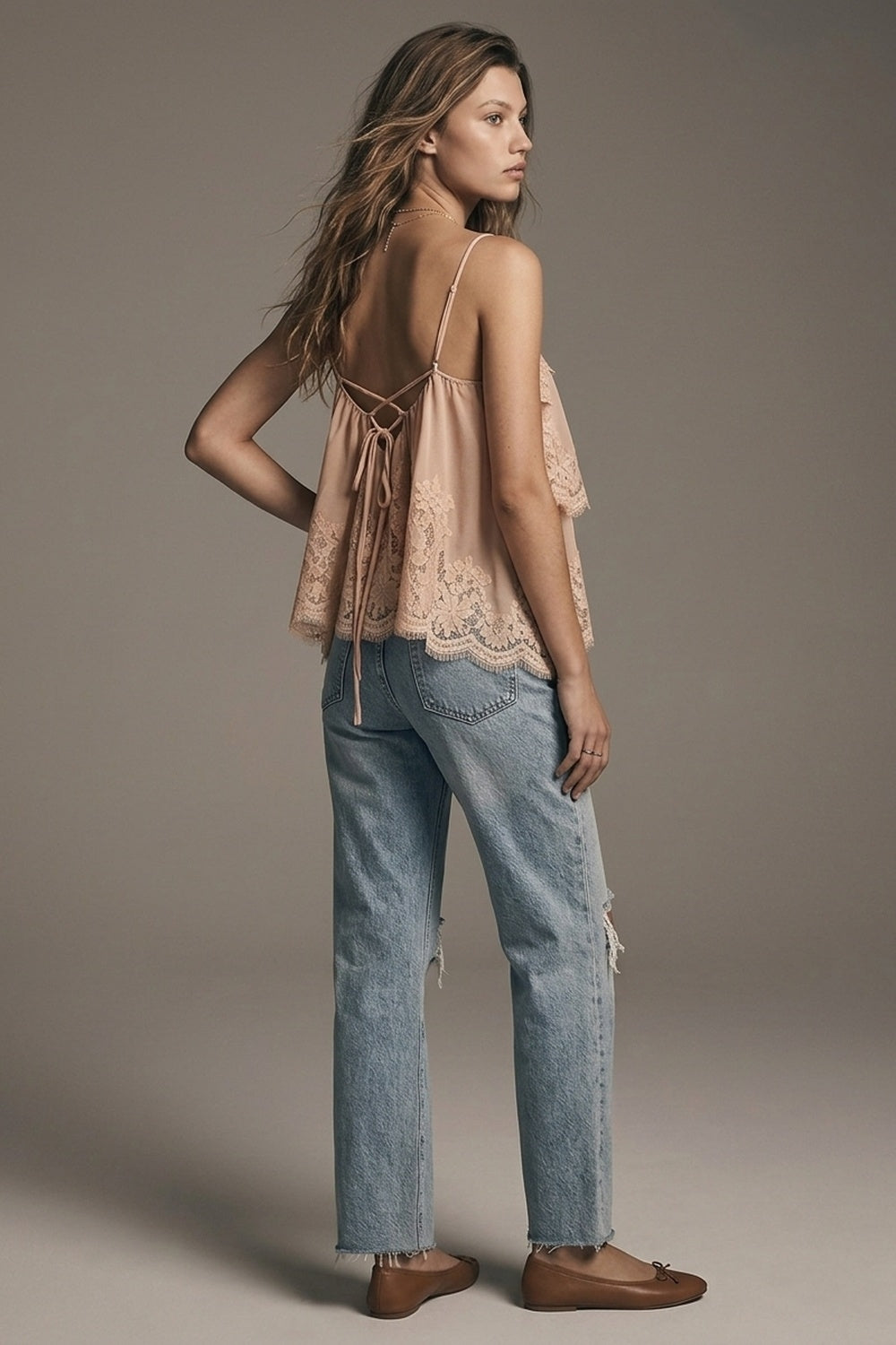 Blusa Cami com Inserção de Renda Bege e Camadas de Babados em Chiffon com Caimento Solto