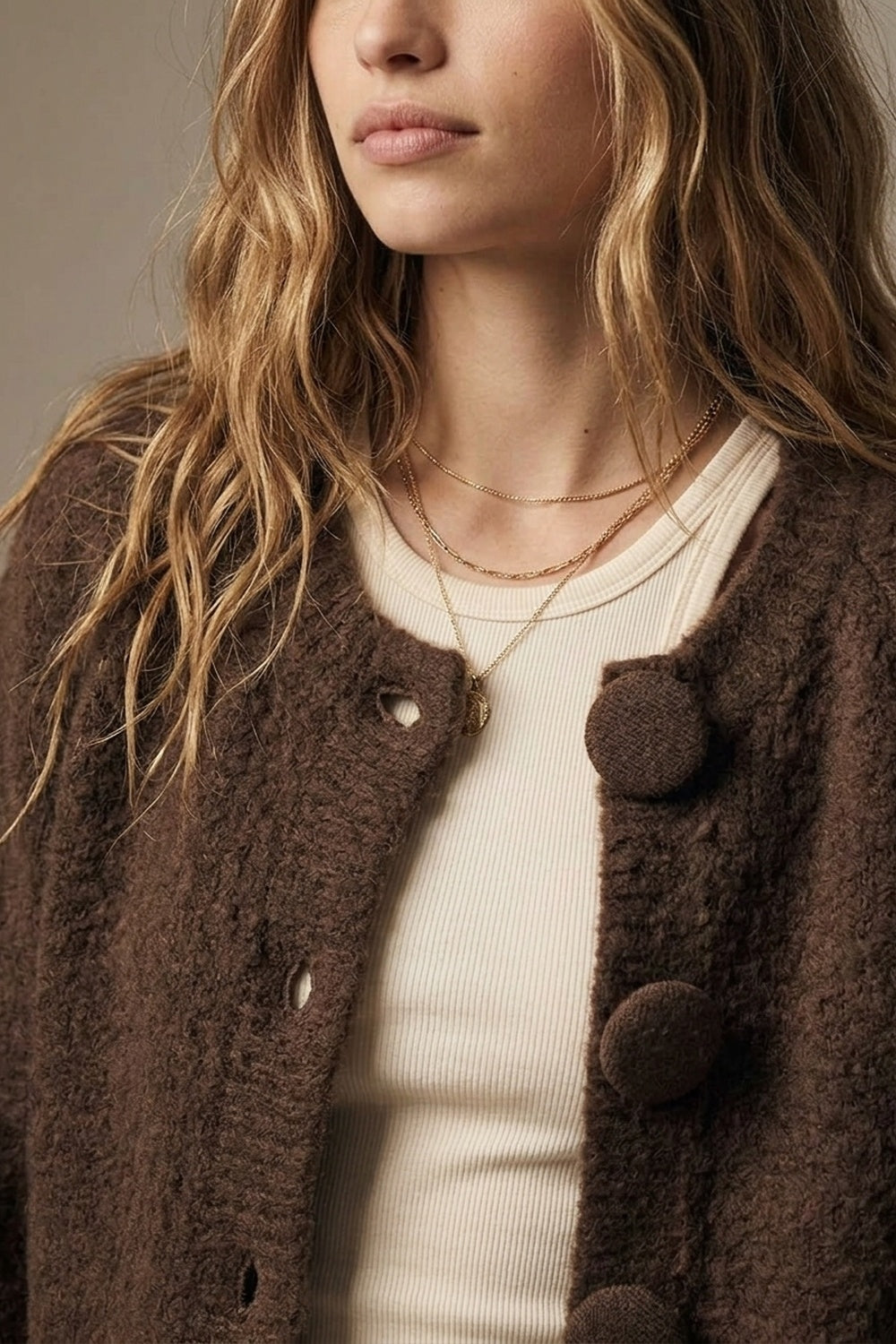 Cardigan Cropped com Botões Cobertos de Tricô Felpudo Marrom Escovado