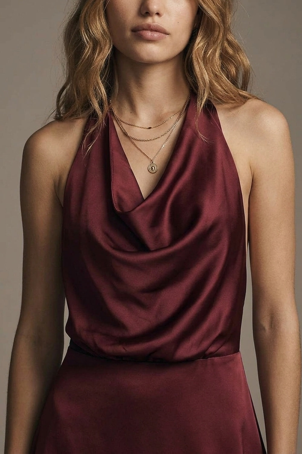 Vestido Mini A-Line com Decote Cowl de Cetim Burgundy com Decote Halter e Costas Abertas