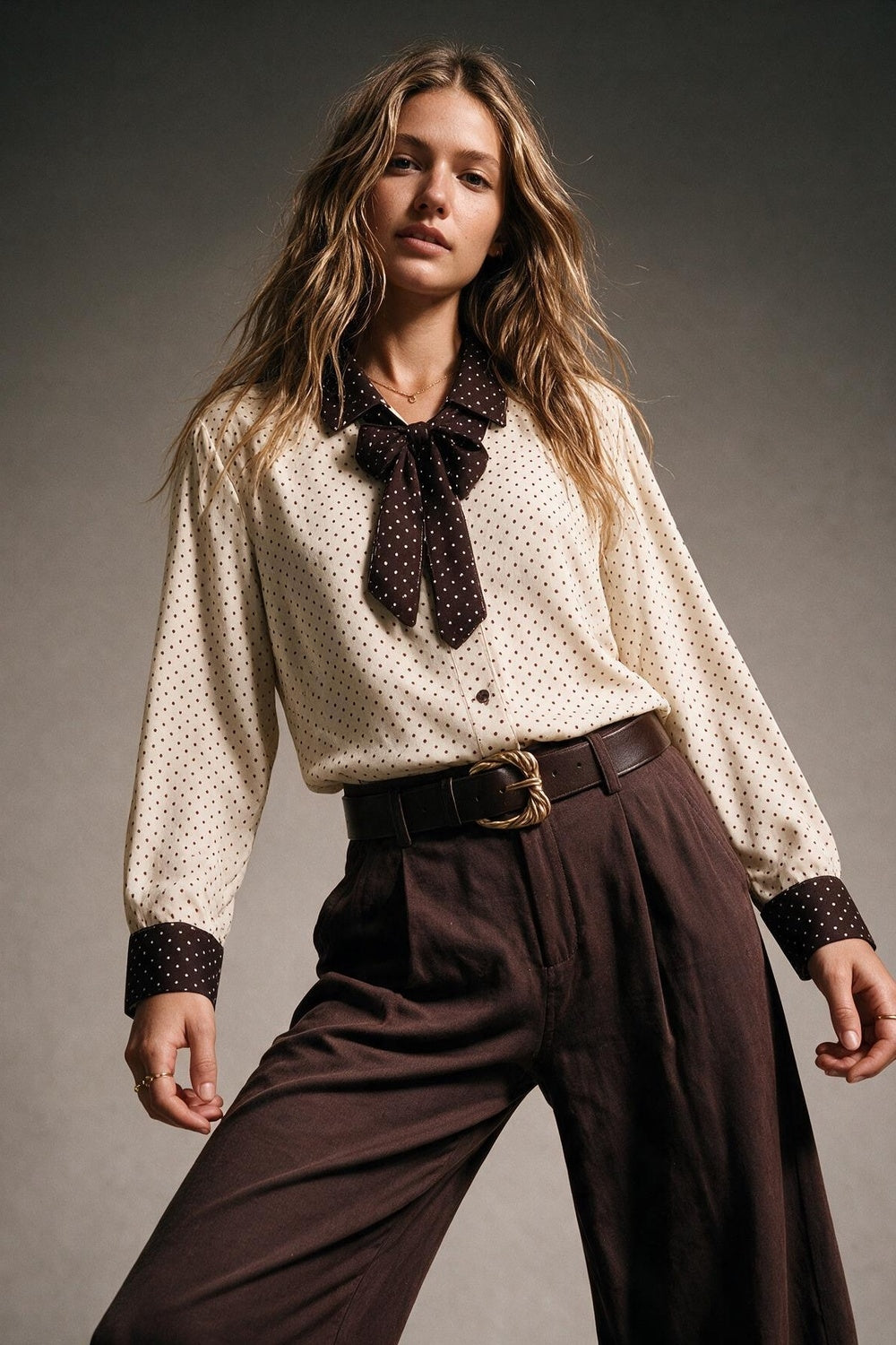 Blusa de Manga Longa com Estampa de Poá Creme e Laço de Contraste Burgundy