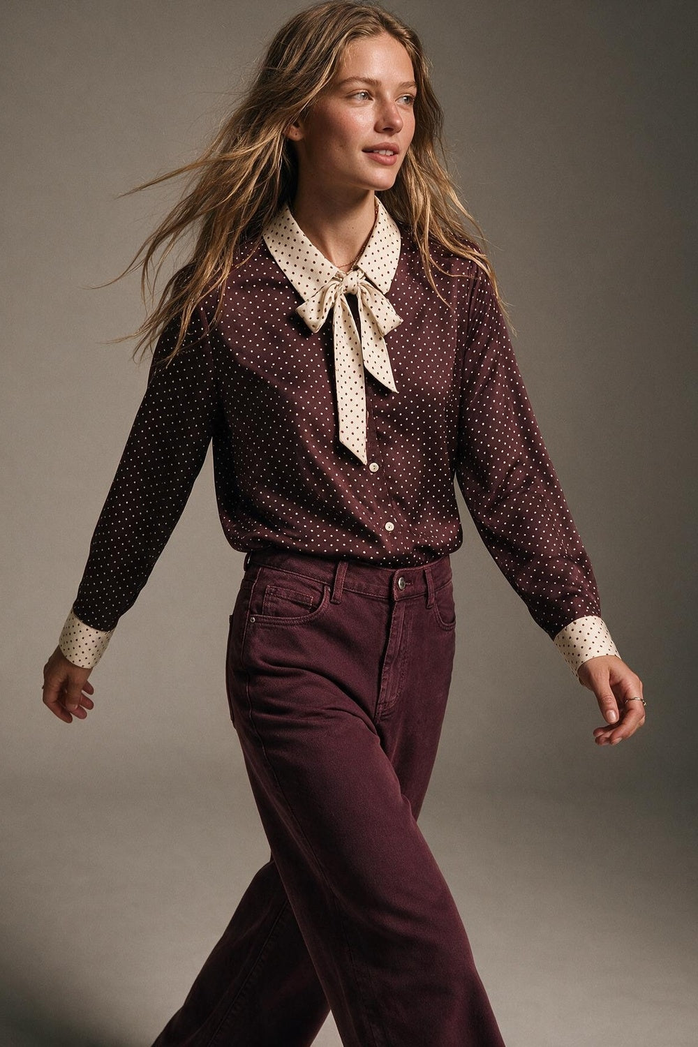 Blusa Camisa de Cetim Borgonha com Estampa de Bolinhas e Gravata Borboleta em Contraste Creme