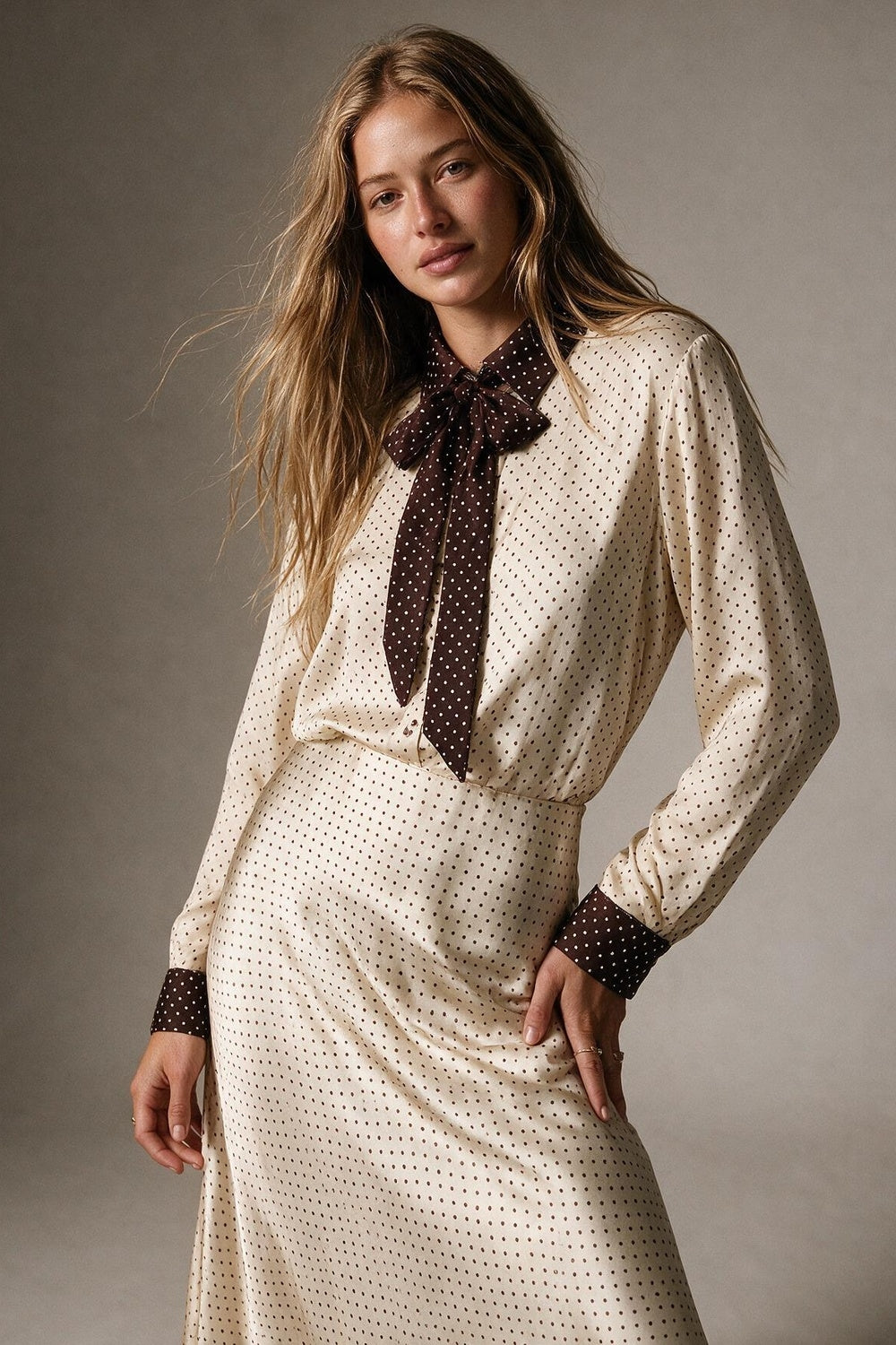 Blusa de Manga Longa com Estampa de Poá Creme e Laço de Contraste Burgundy