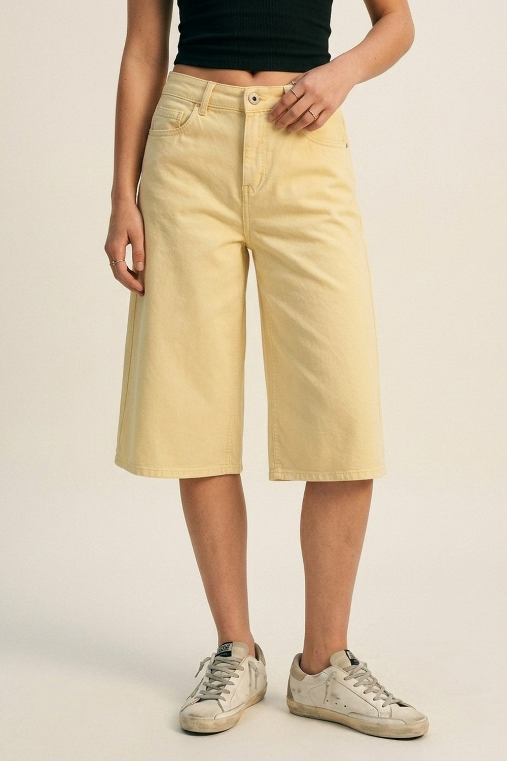 Q2 Bermuda de sarja stretch em Amarelo Manteiga