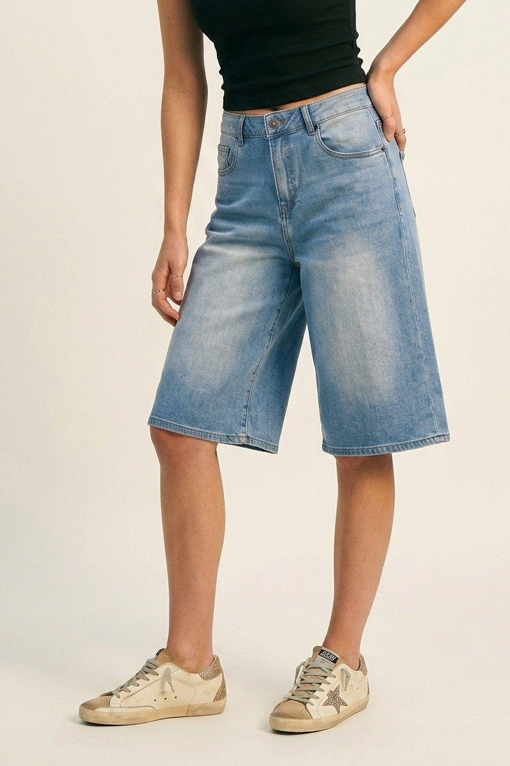 Q2 Bermuda jeans azul claro com perna larga até o joelho